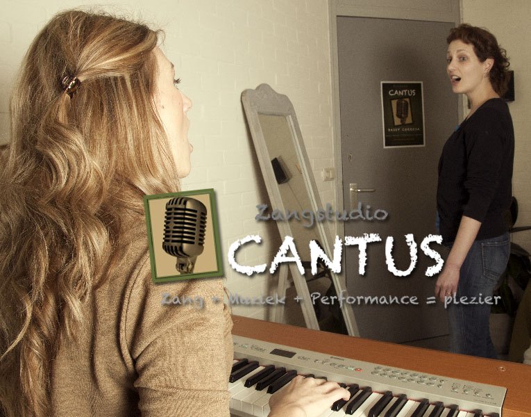 Daisy Correia aan de piano tijdens een zangles in zangstudio Cantus