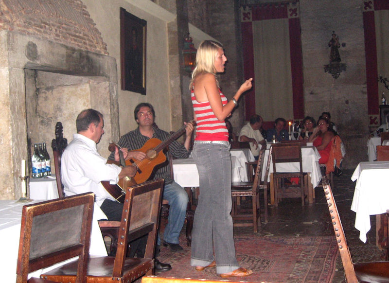 2006-08 Daisy wordt begeleid door Jorge Fernando in een fado restaurant in Lissabon