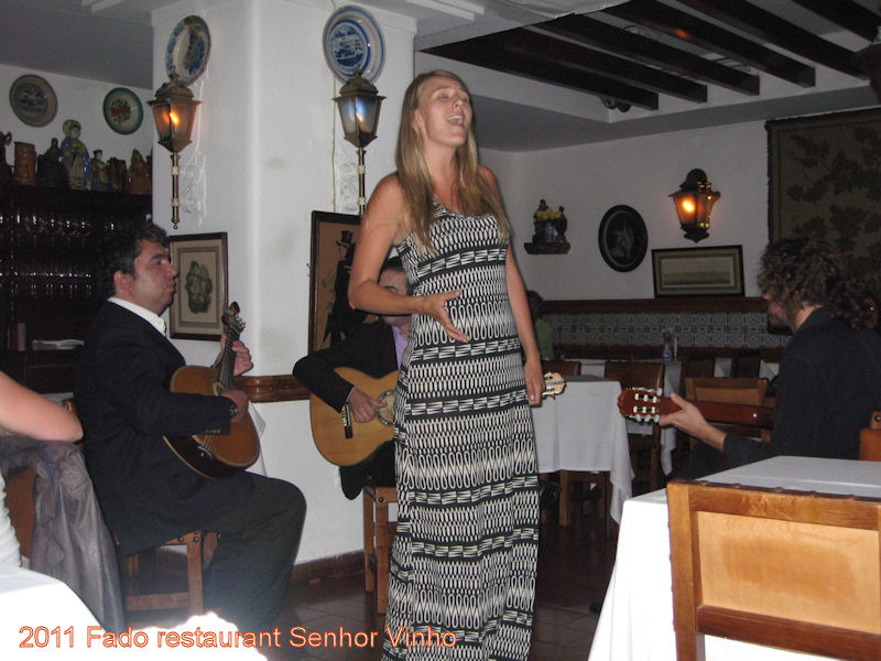 2011-07-30 Daisy in fado restaurant Senhor Vinho Lissabon